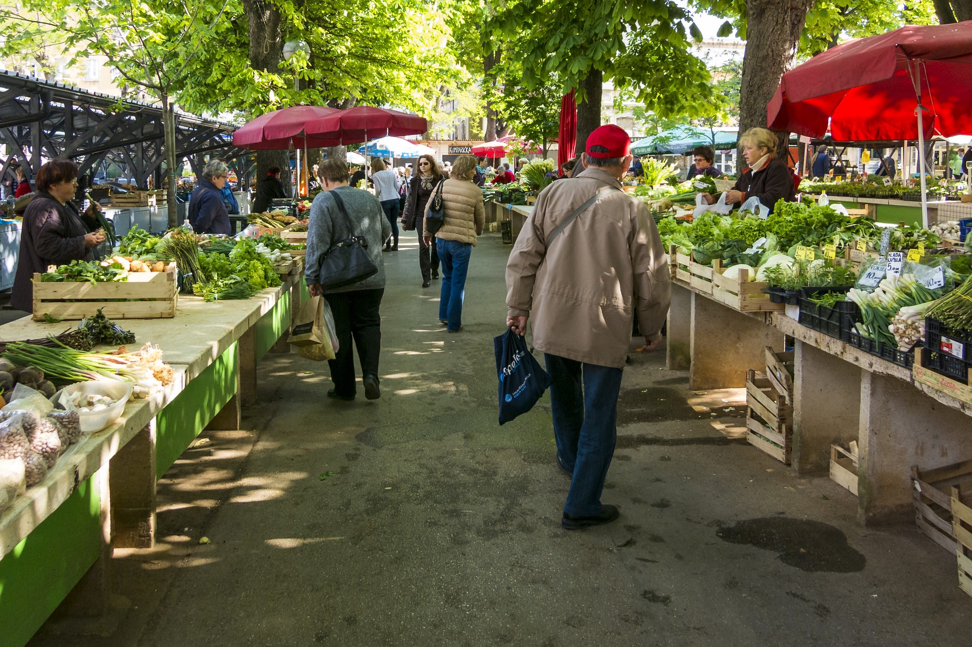 Source: https://pixabay.com/photos/market-vegetable-market-1558658/